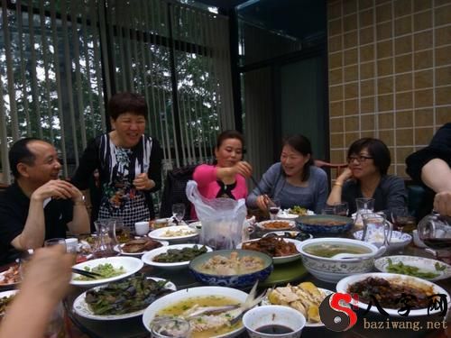 梦见和老同学一起吃饭